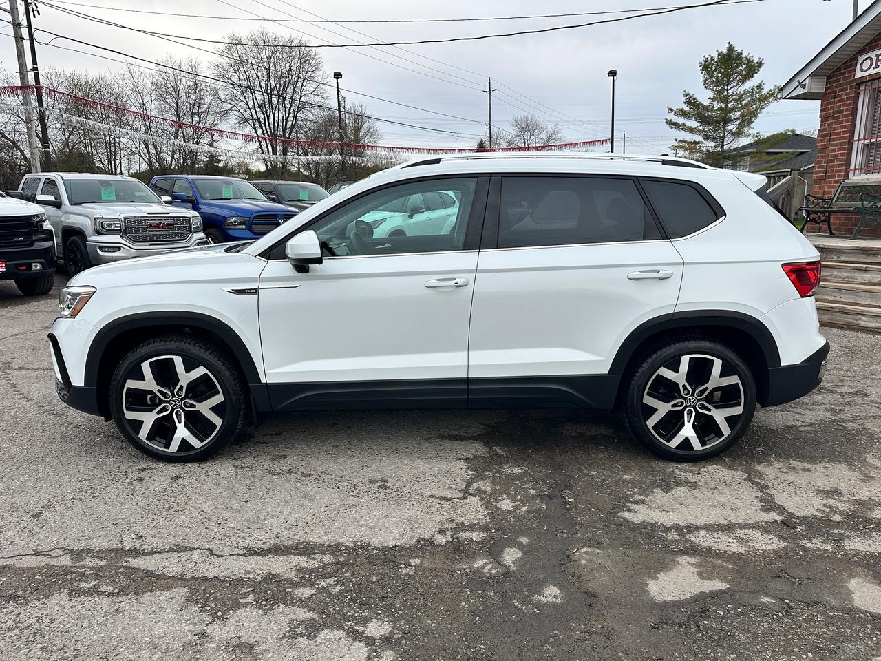 2022 Volkswagen Taos HighlineAWD Heated Leather PanoRoof NAV XM RemStrt Photo2