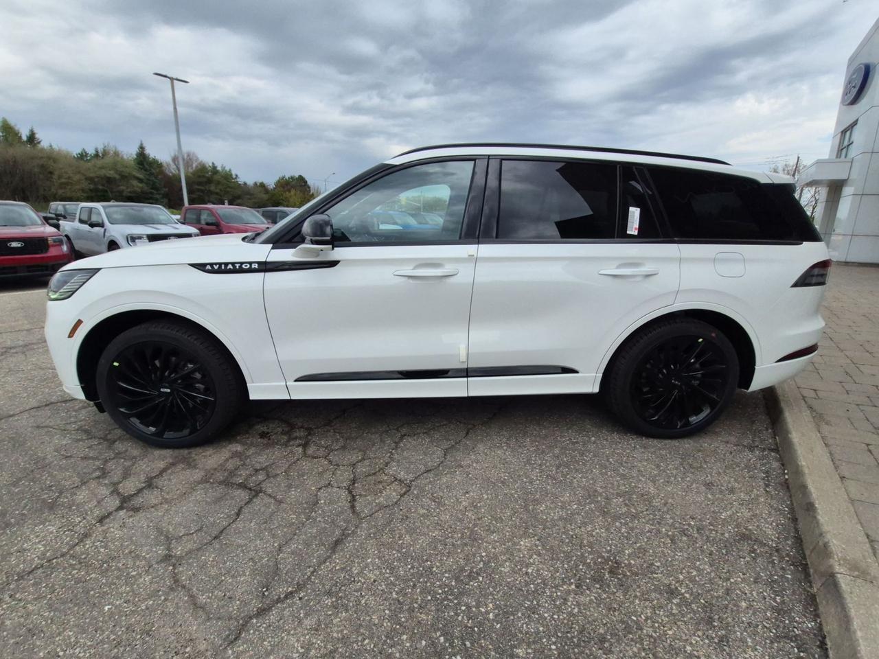 2026 Lincoln Aviator RESERVE, JET PKG, LUXURY PACKAGE, PANORAMIC ROOF Photo3