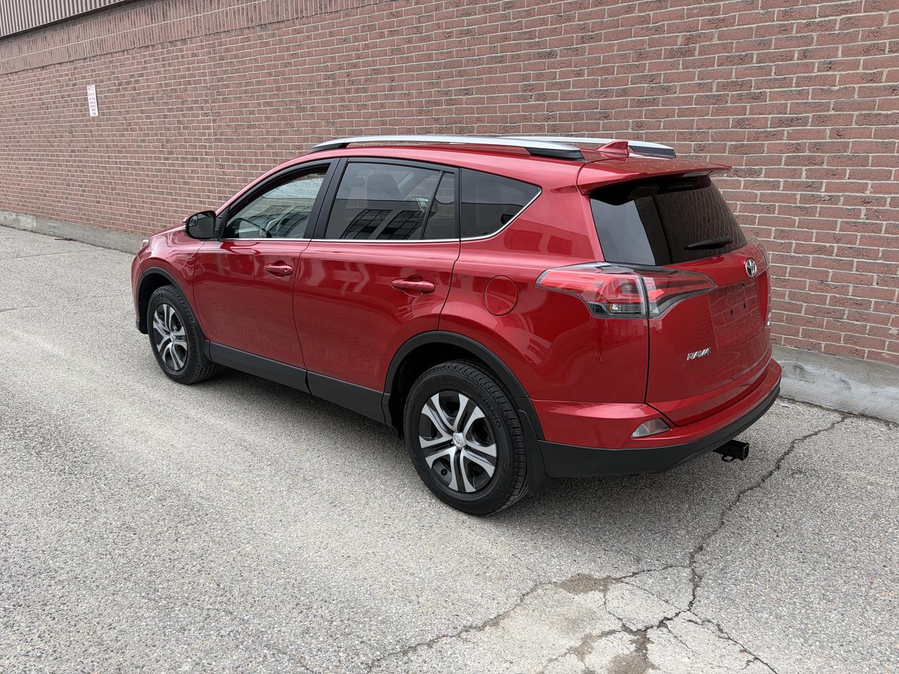 2017 Toyota RAV4 LE Photo4