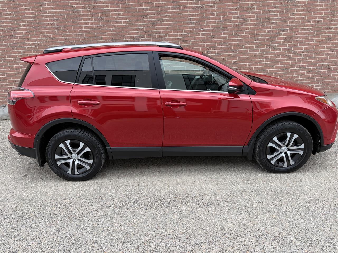 2017 Toyota RAV4 LE Photo3