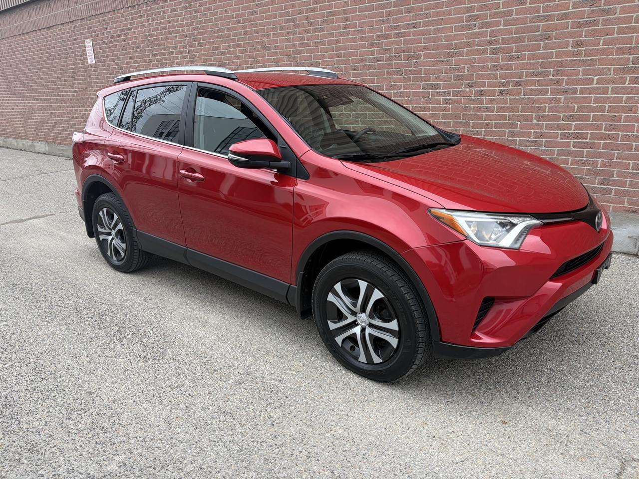 2017 Toyota RAV4 LE Photo2