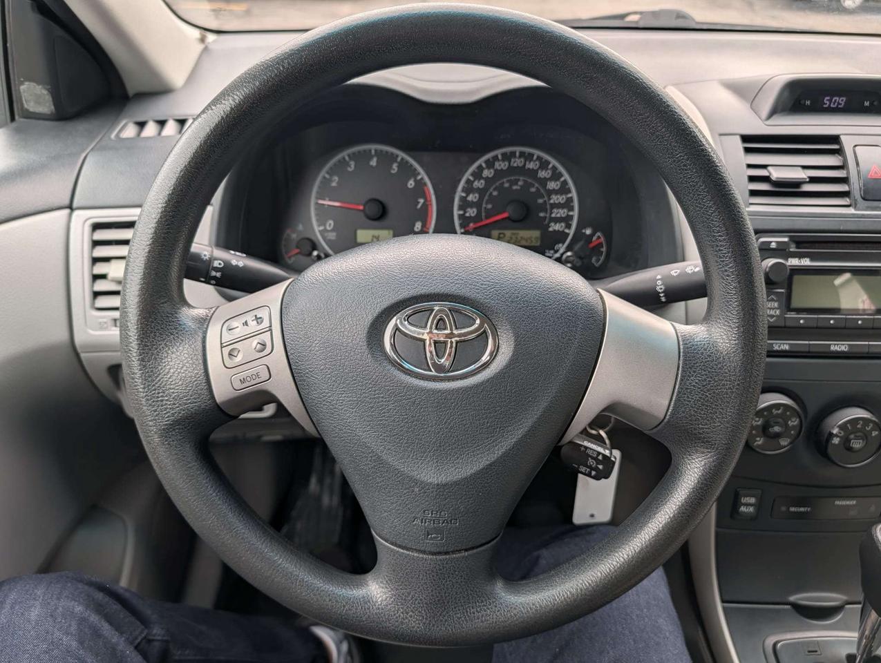 2013 Toyota Corolla LE Photo