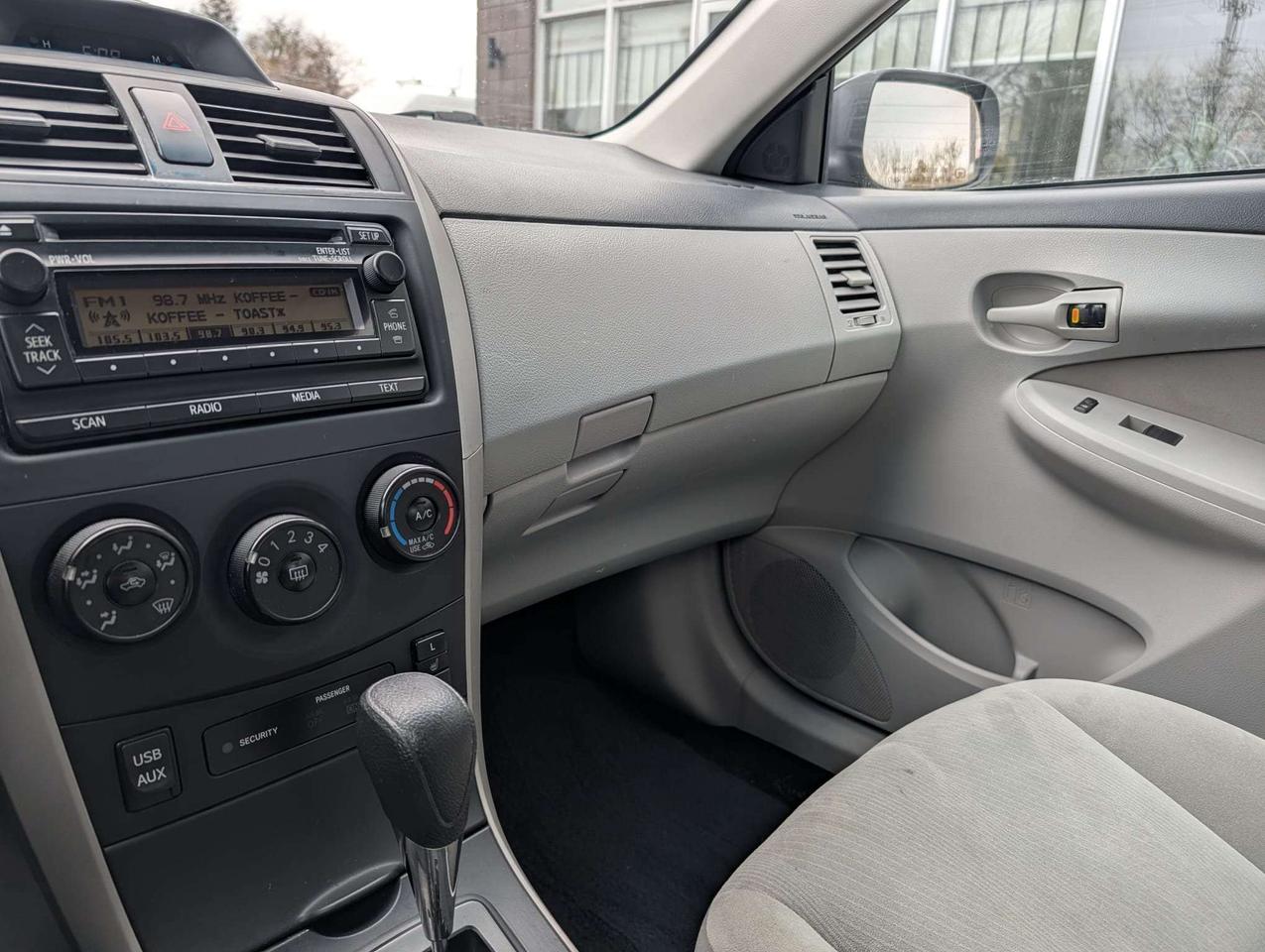 2013 Toyota Corolla LE Photo