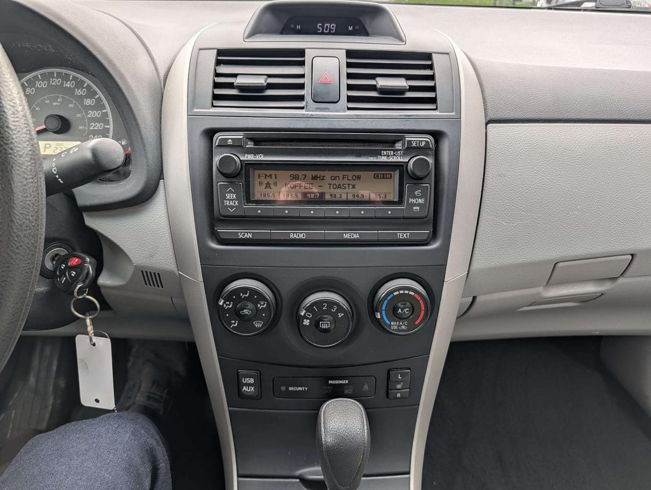 2013 Toyota Corolla LE Photo