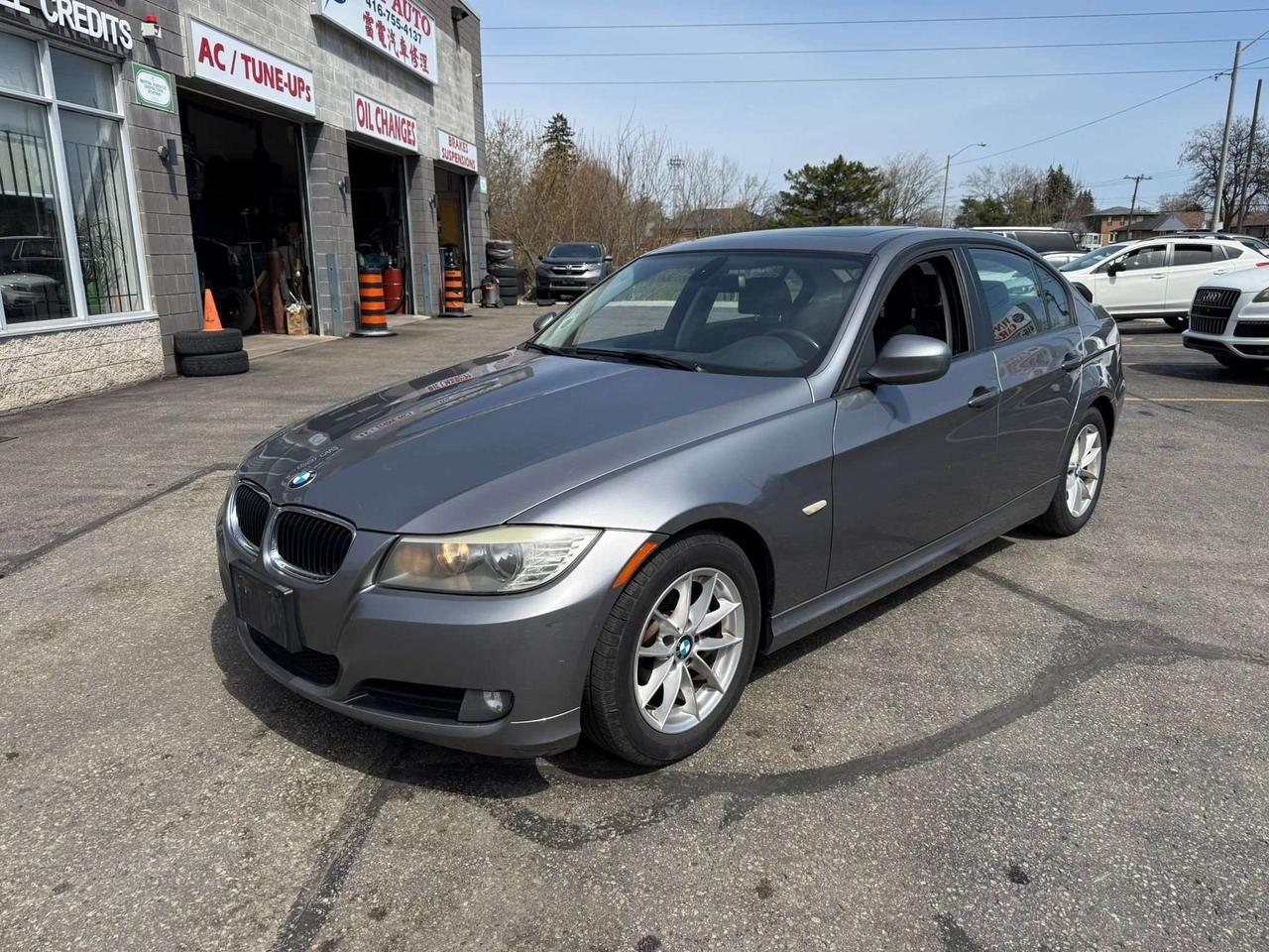 2010 BMW 335i 1 owners, 323i RWD, mint! low km! Photo2