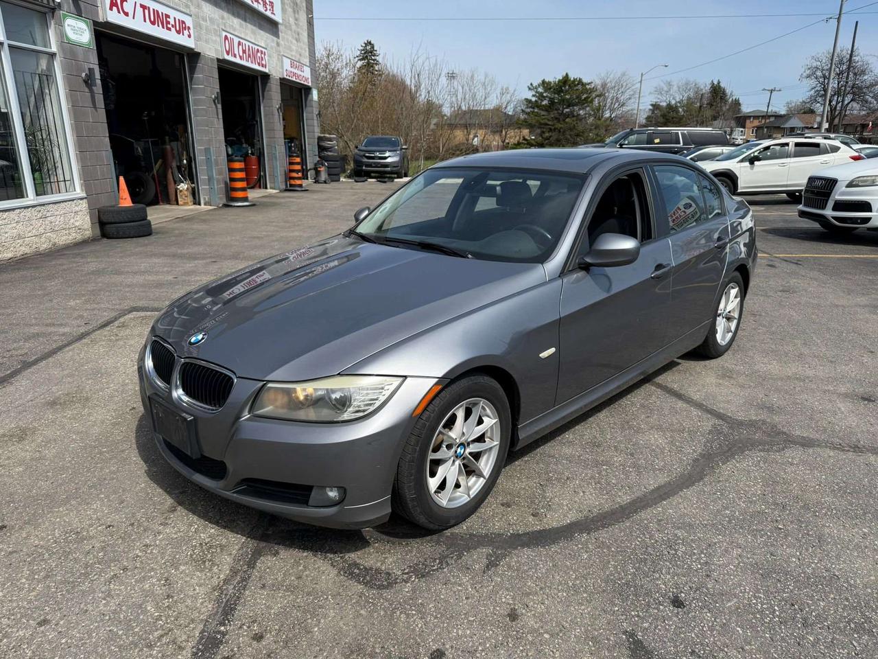 2010 BMW 335i 1 owners, 323i RWD, mint! low km! Photo