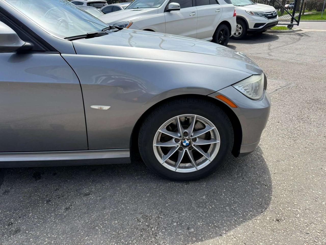2010 BMW 335i 1 owners, 323i RWD, mint! low km! Photo