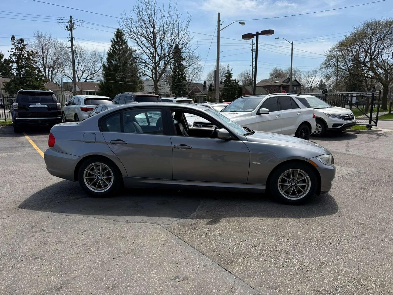 2010 BMW 335i 1 owners, 323i RWD, mint! low km! Photo