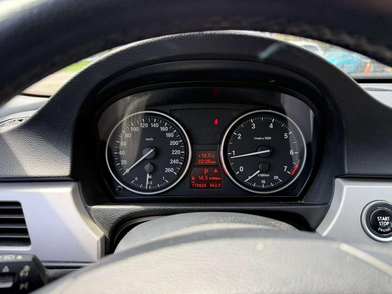 2010 BMW 335i 1 owners, 323i RWD, mint! low km! Photo