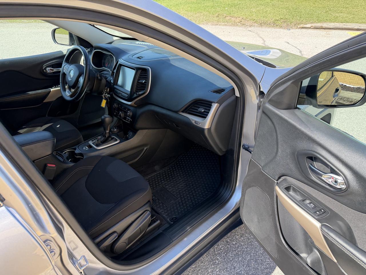 2018 Jeep Cherokee North 4x4 1 Owner low km only 67,000 KM Photo
