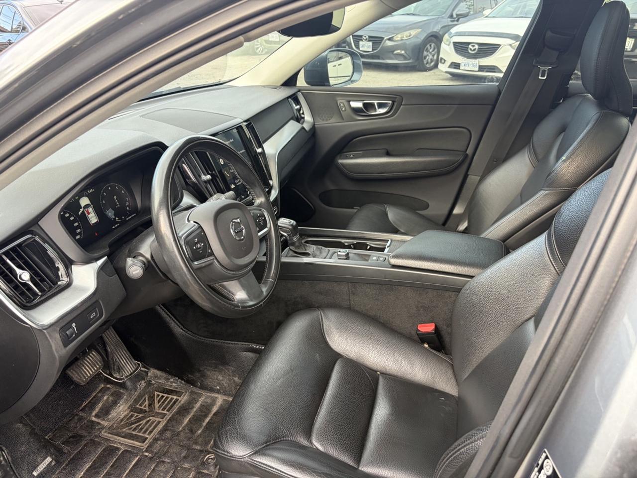 2020 Volvo XC60 T6 Momentum AWD Photo