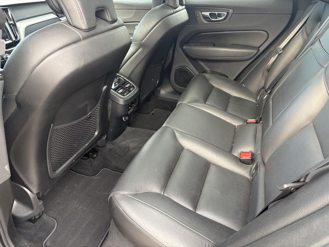2020 Volvo XC60 T6 Momentum AWD Photo