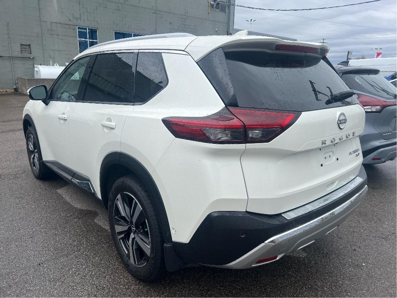 2023 Nissan Rogue AWD Platinum Photo2