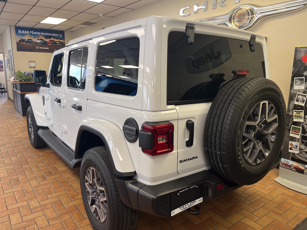 2025 Jeep Wrangler Sahara V6 *LEATHER *NAVI *SAFETY GROUP *DEMO Photo4