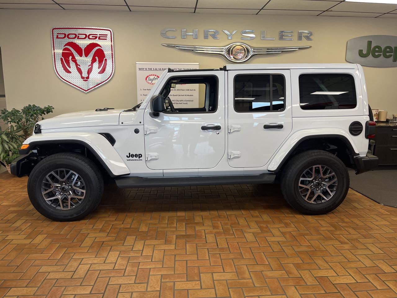 2025 Jeep Wrangler Sahara V6 *LEATHER *NAVI *SAFETY GROUP *DEMO Photo3