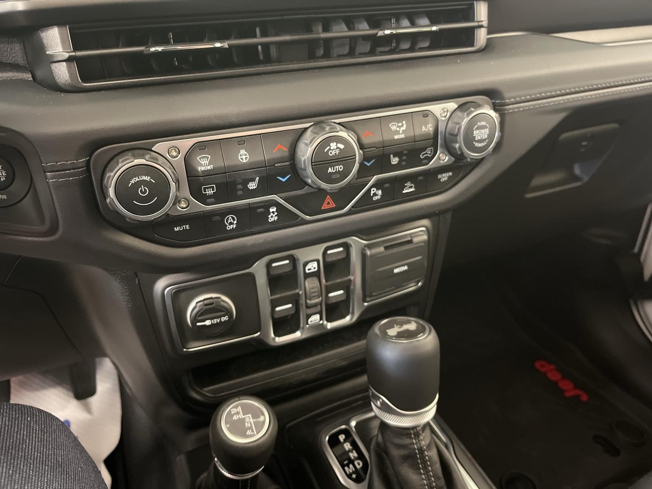 2025 Jeep Wrangler Sahara V6 *LEATHER *NAVI *SAFETY GROUP *DEMO Photo