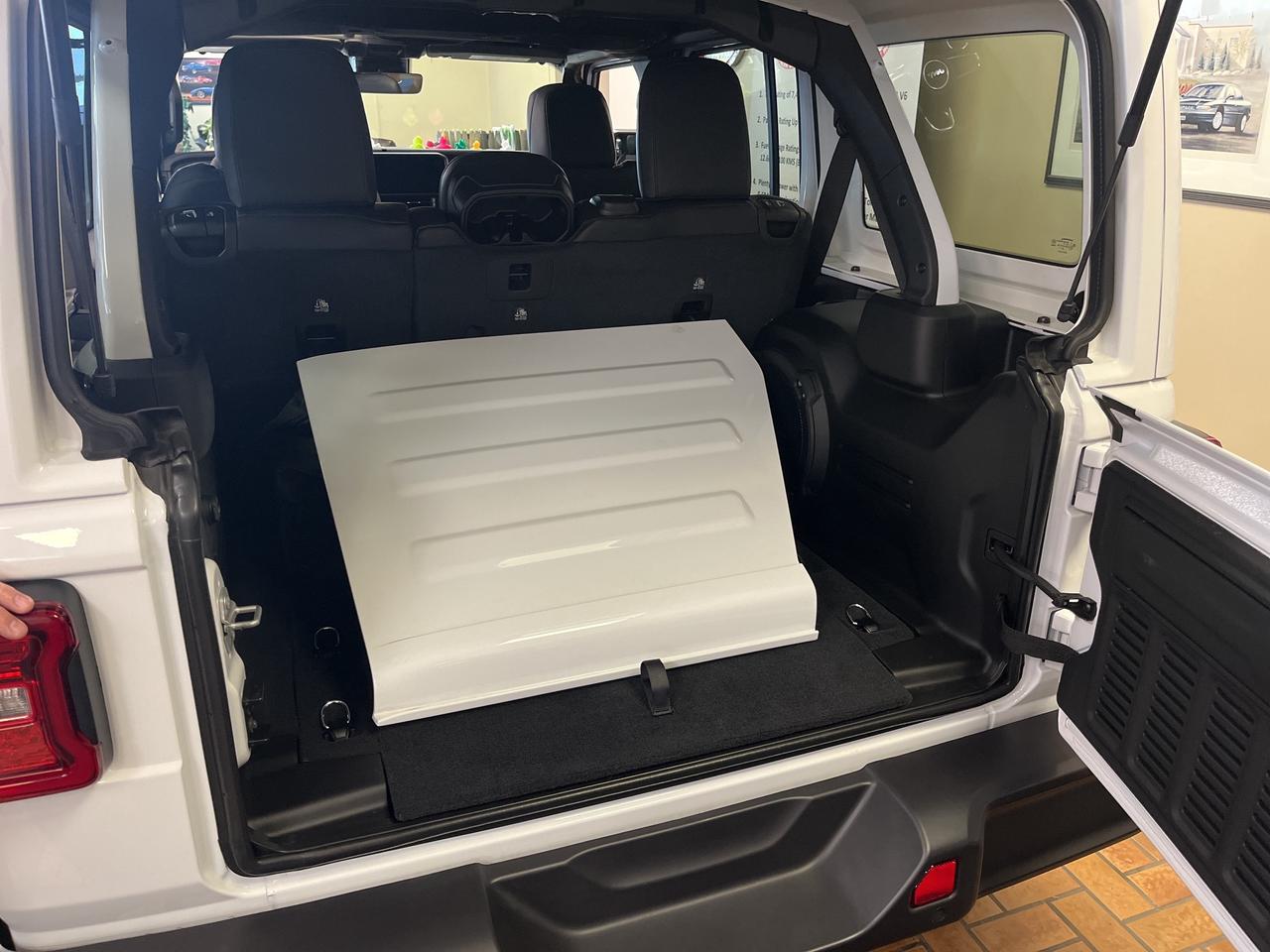 2025 Jeep Wrangler Sahara V6 *LEATHER *NAVI *SAFETY GROUP *DEMO Photo