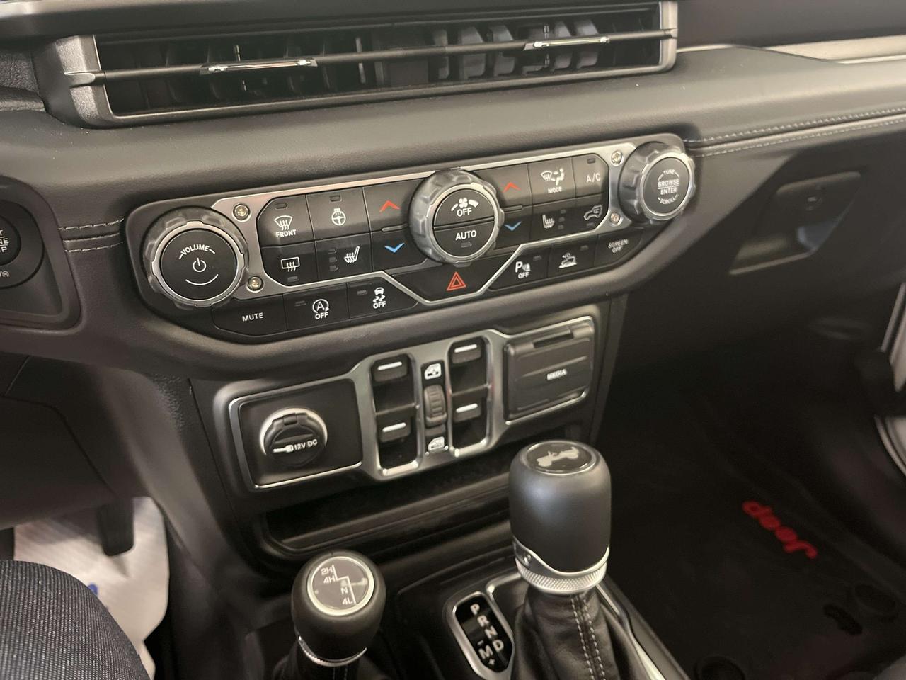 2025 Jeep Wrangler Sahara V6 *LEATHER *NAVI *SAFETY GROUP *PWR SEATS Photo