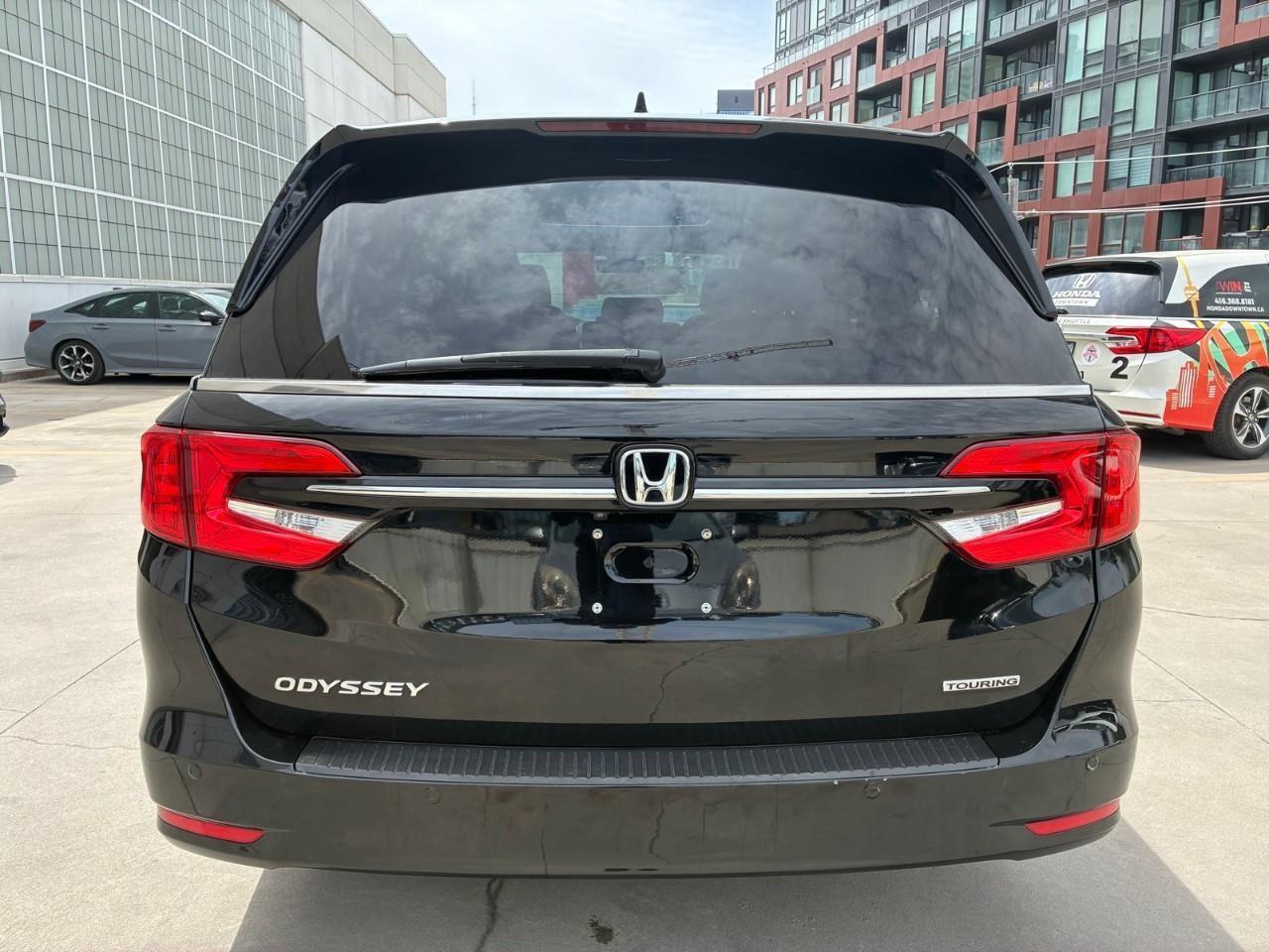 2022 Honda Odyssey Touring Passenger Van Photo3
