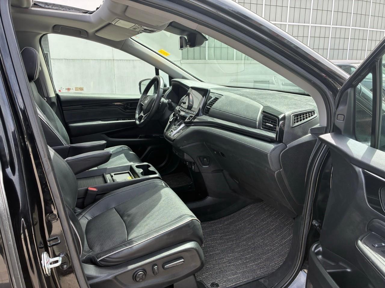 2022 Honda Odyssey Touring Passenger Van Photo