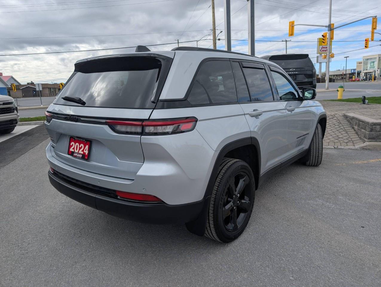 2024 Jeep Grand Cherokee ALTITUDE 4X4 Photo3