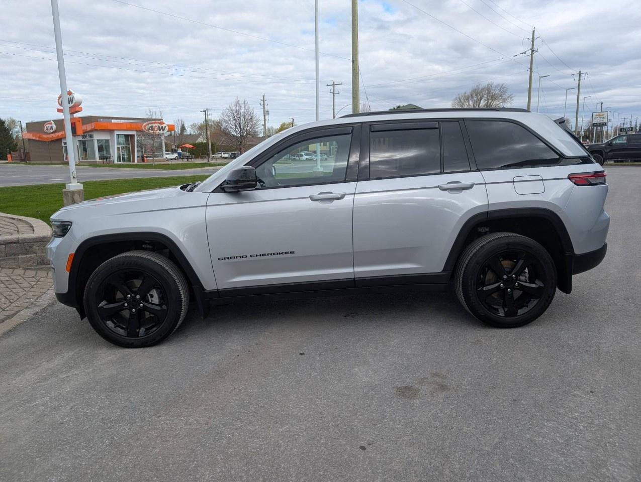 2024 Jeep Grand Cherokee ALTITUDE 4X4 Photo