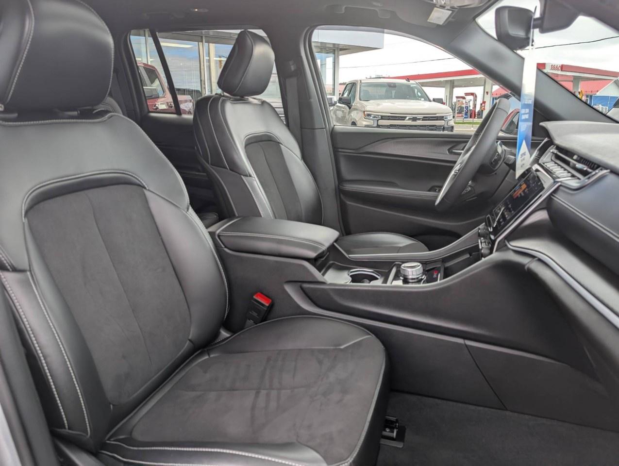 2024 Jeep Grand Cherokee ALTITUDE 4X4 Photo