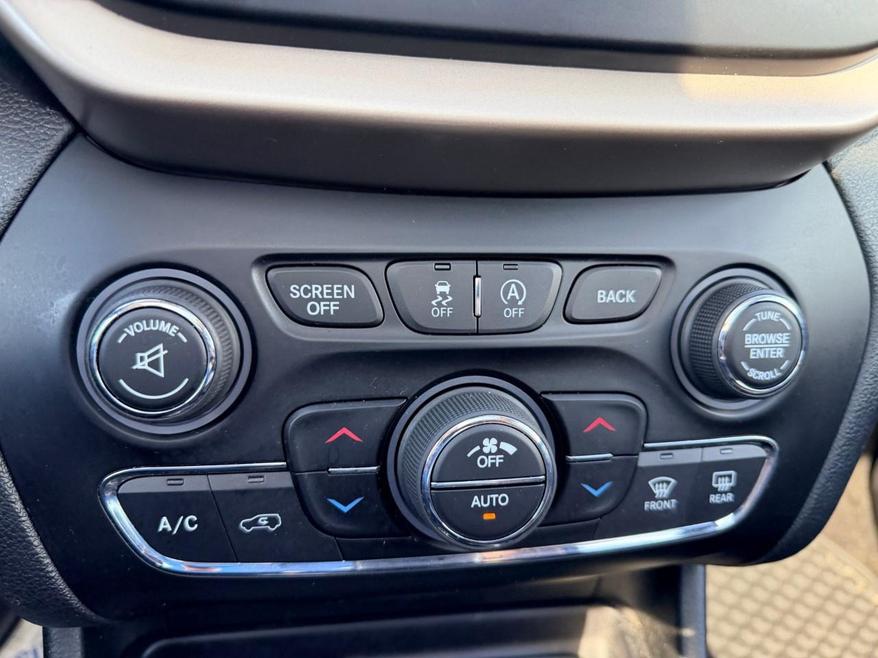 2015 Jeep Cherokee 4WD 4dr North Photo