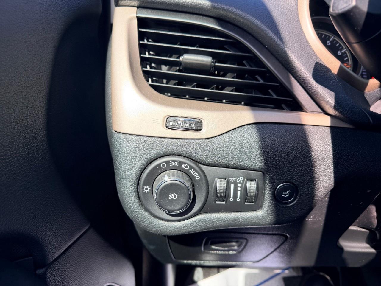 2015 Jeep Cherokee 4WD 4dr North Photo