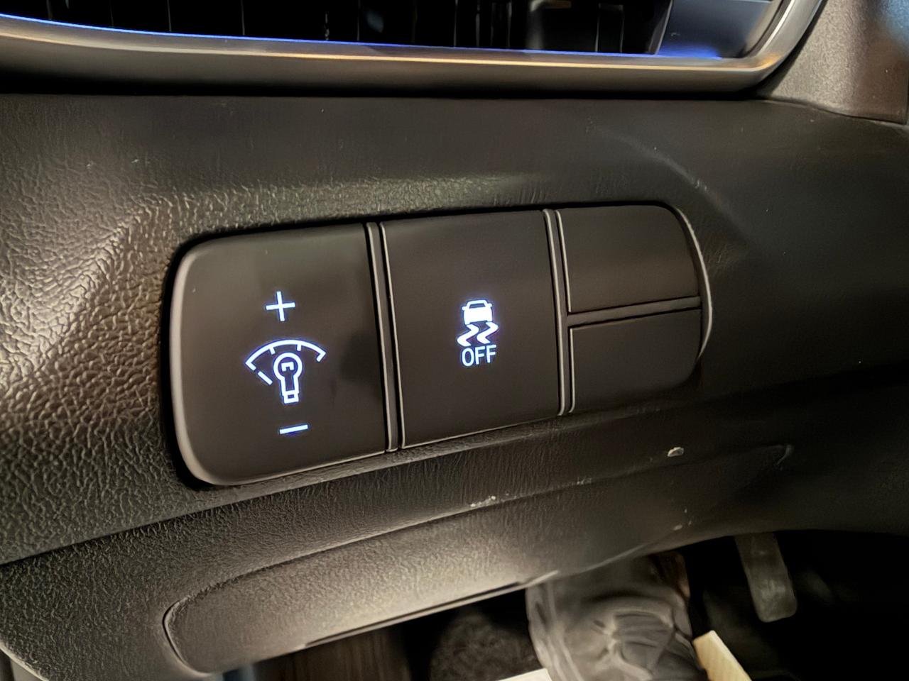 2024 Hyundai Elantra PREFFERRED W/TECH-4D / Apple+Android car player Photo