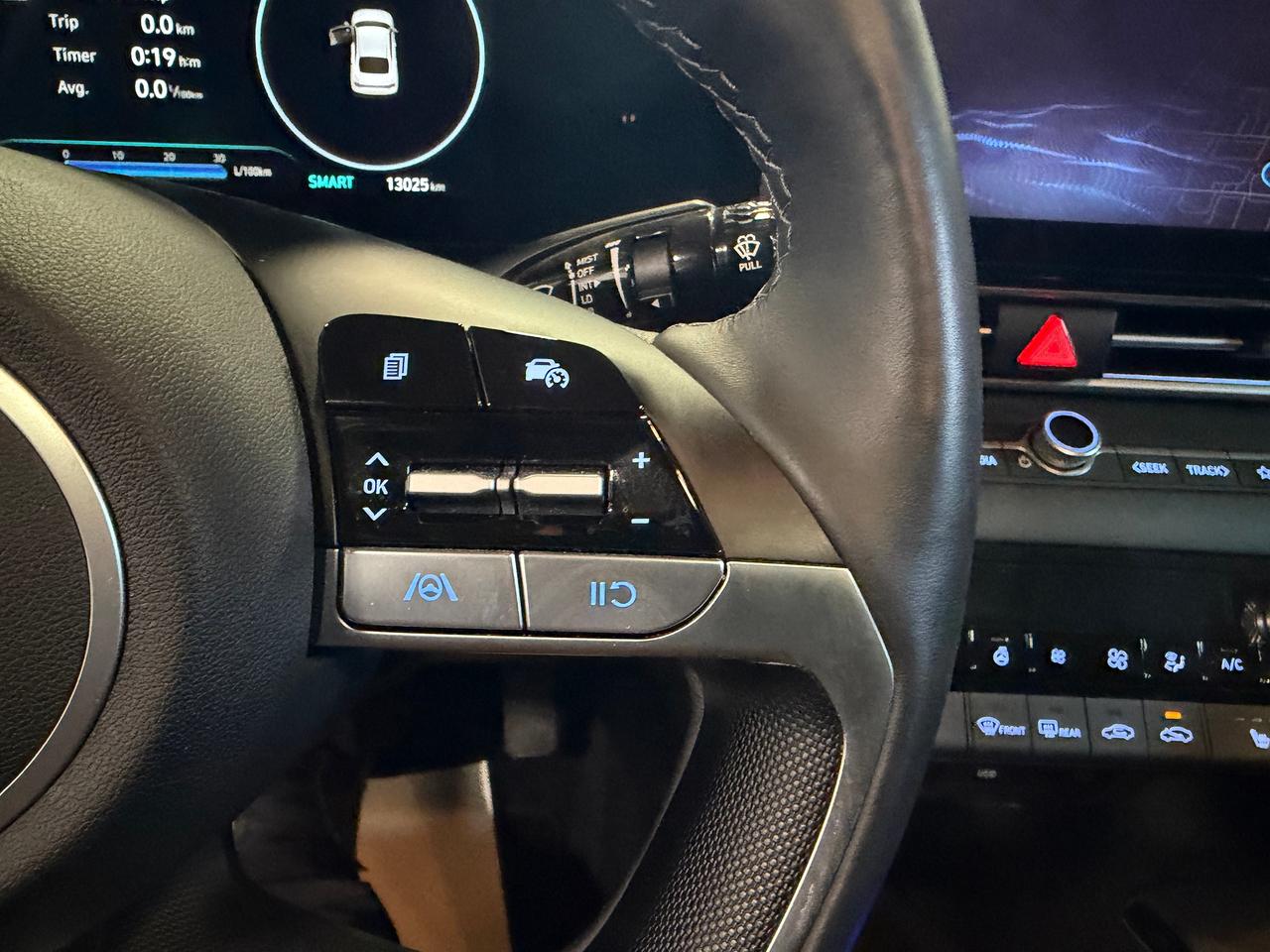 2024 Hyundai Elantra PREFFERRED W/TECH-4D / Apple+Android car player Photo