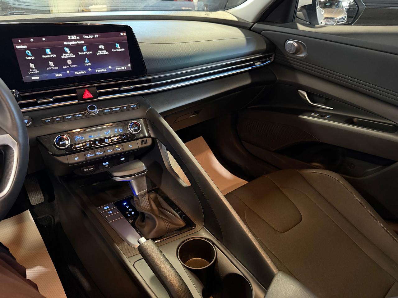 2024 Hyundai Elantra PREFFERRED W/TECH-4D / Apple+Android car player Photo