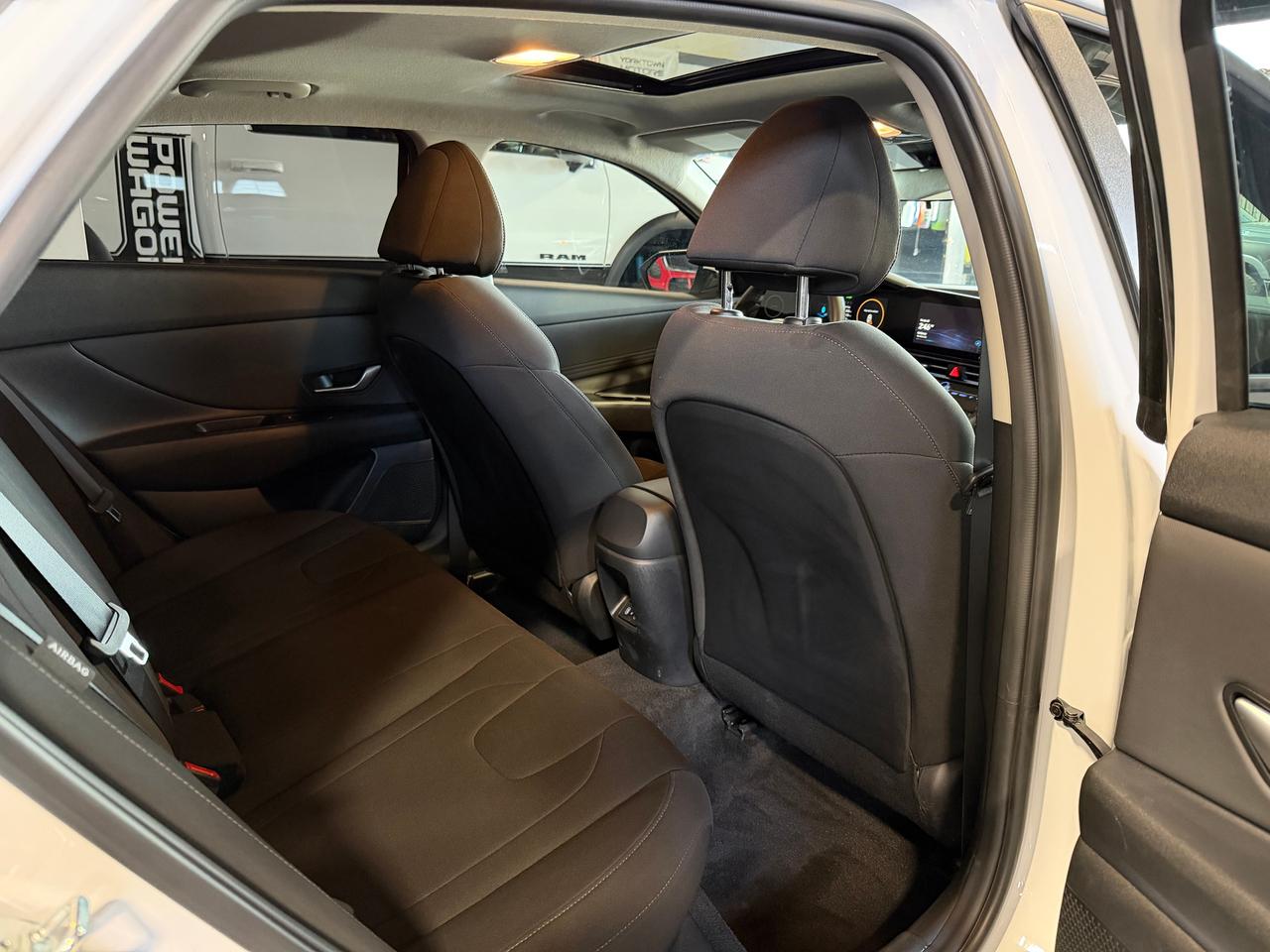 2024 Hyundai Elantra PREFFERRED W/TECH-4D / Apple+Android car player Photo