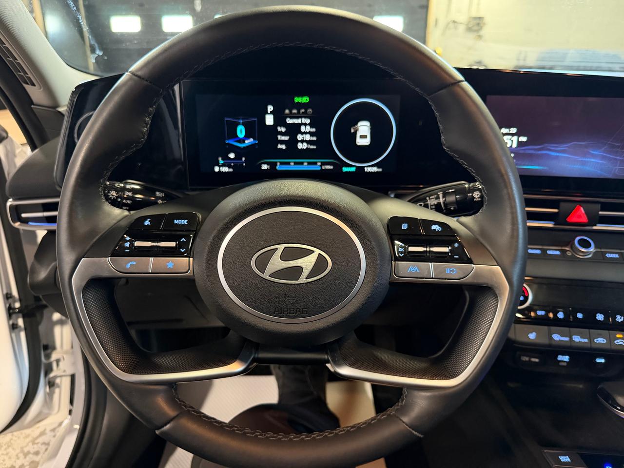 2024 Hyundai Elantra PREFFERRED W/TECH-4D / Apple+Android car player Photo