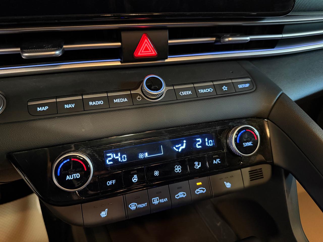 2024 Hyundai Elantra PREFFERRED W/TECH-4D / Apple+Android car player Photo