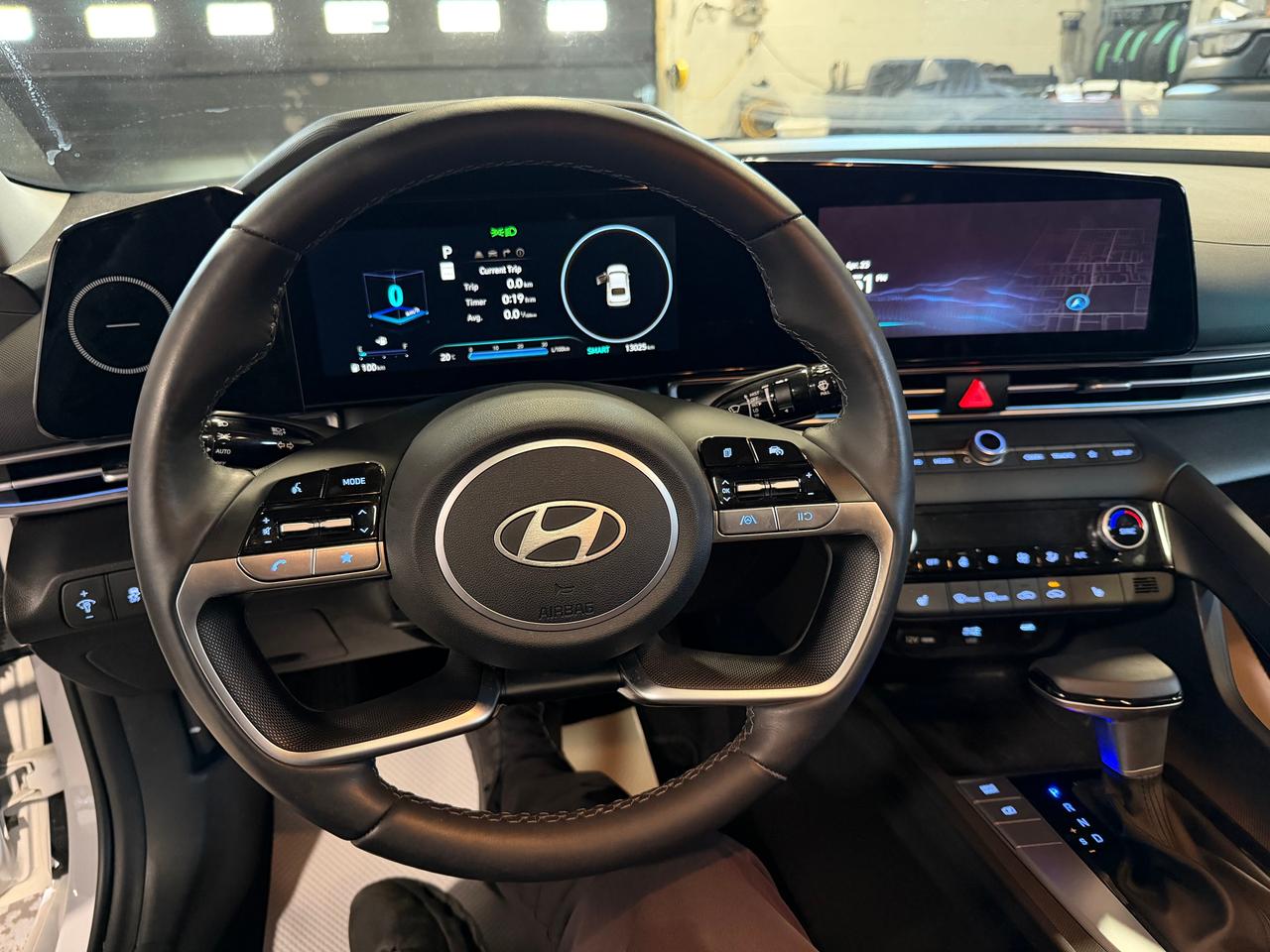 2024 Hyundai Elantra PREFFERRED W/TECH-4D / Apple+Android car player Photo