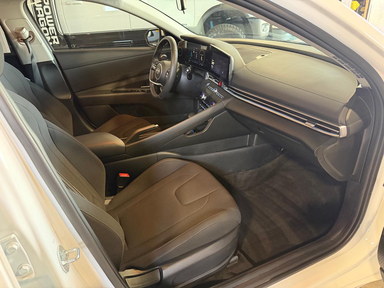 2024 Hyundai Elantra PREFFERRED W/TECH-4D / Apple+Android car player Photo