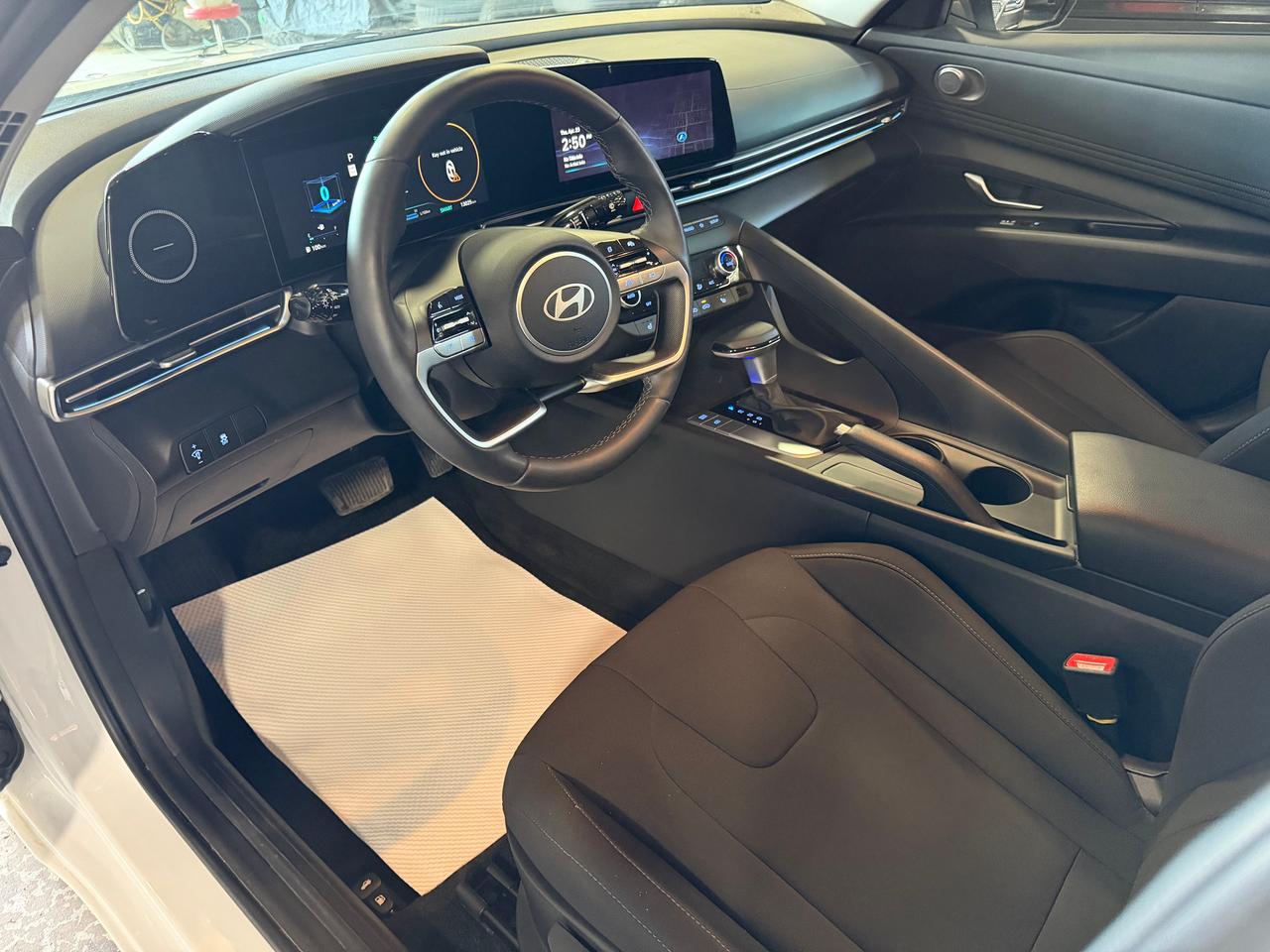 2024 Hyundai Elantra PREFFERRED W/TECH-4D / Apple+Android car player Photo
