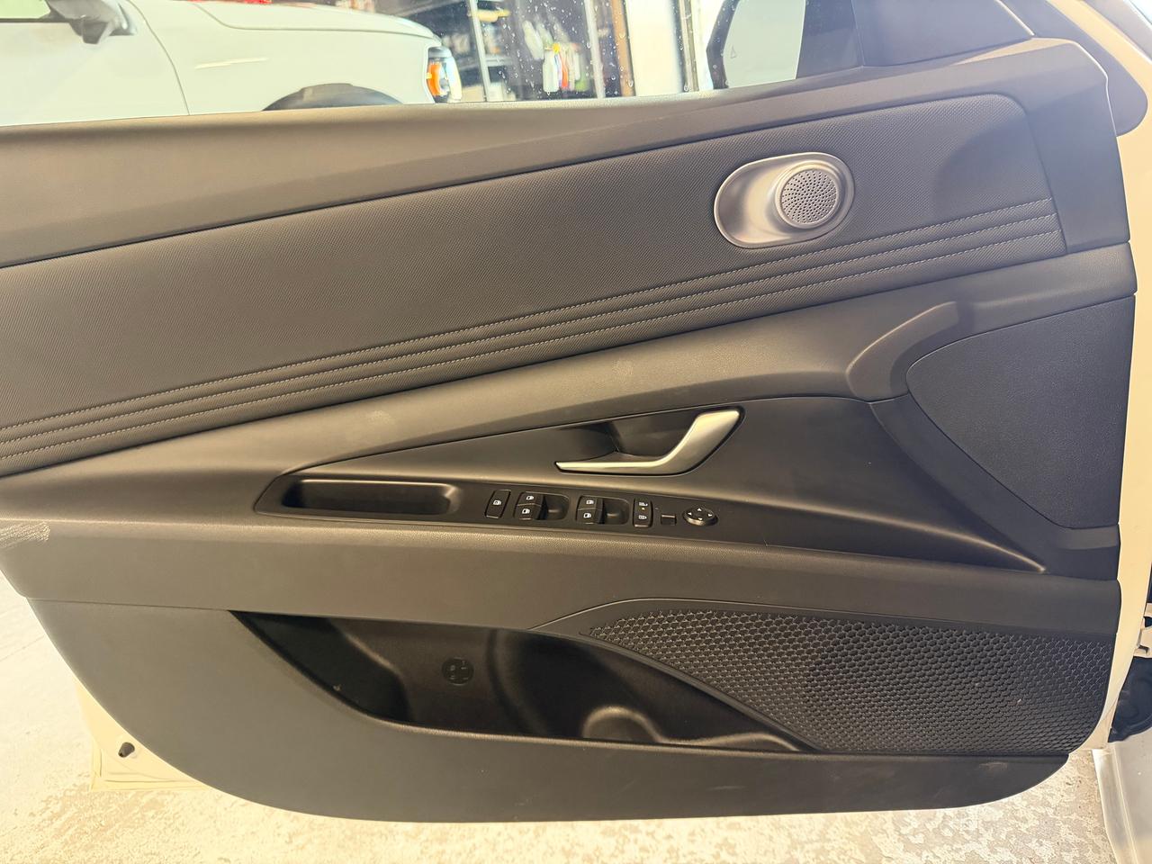 2024 Hyundai Elantra PREFFERRED W/TECH-4D / Apple+Android car player Photo