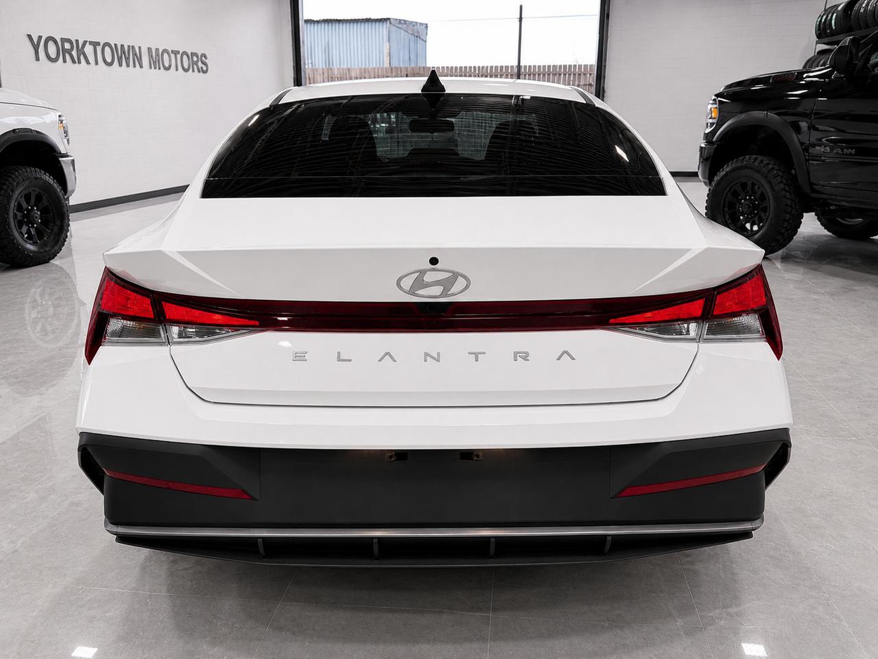 2024 Hyundai Elantra PREFFERRED W/TECH-4D / Apple+Android car player Photo