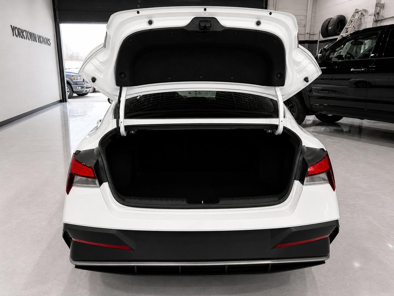 2024 Hyundai Elantra PREFFERRED W/TECH-4D / Apple+Android car player Photo