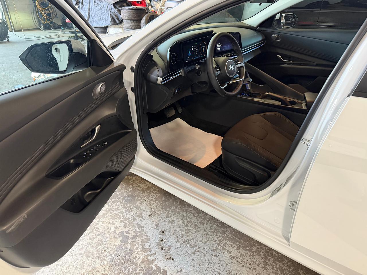 2024 Hyundai Elantra PREFFERRED W/TECH-4D / Apple+Android car player Photo