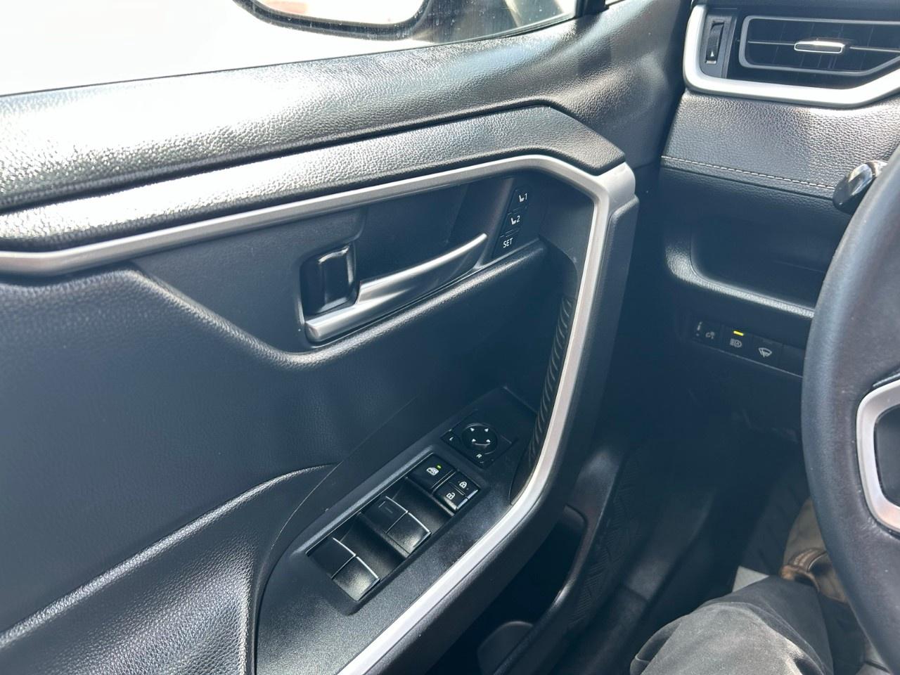 2020 Toyota RAV4 XLE AWD Photo