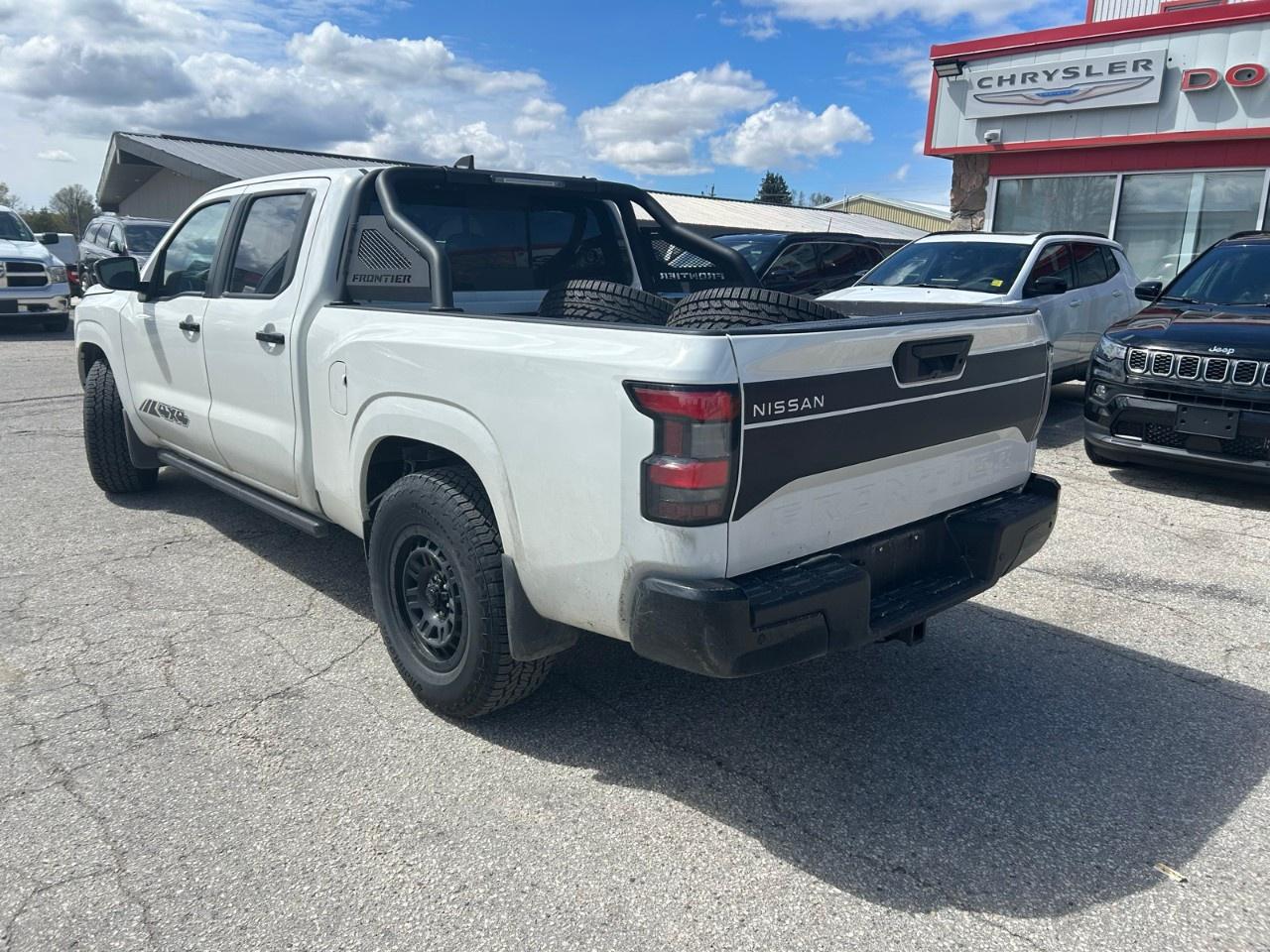 2024 Nissan Frontier Crew Cab 4x4 Long Bed SV Photo2