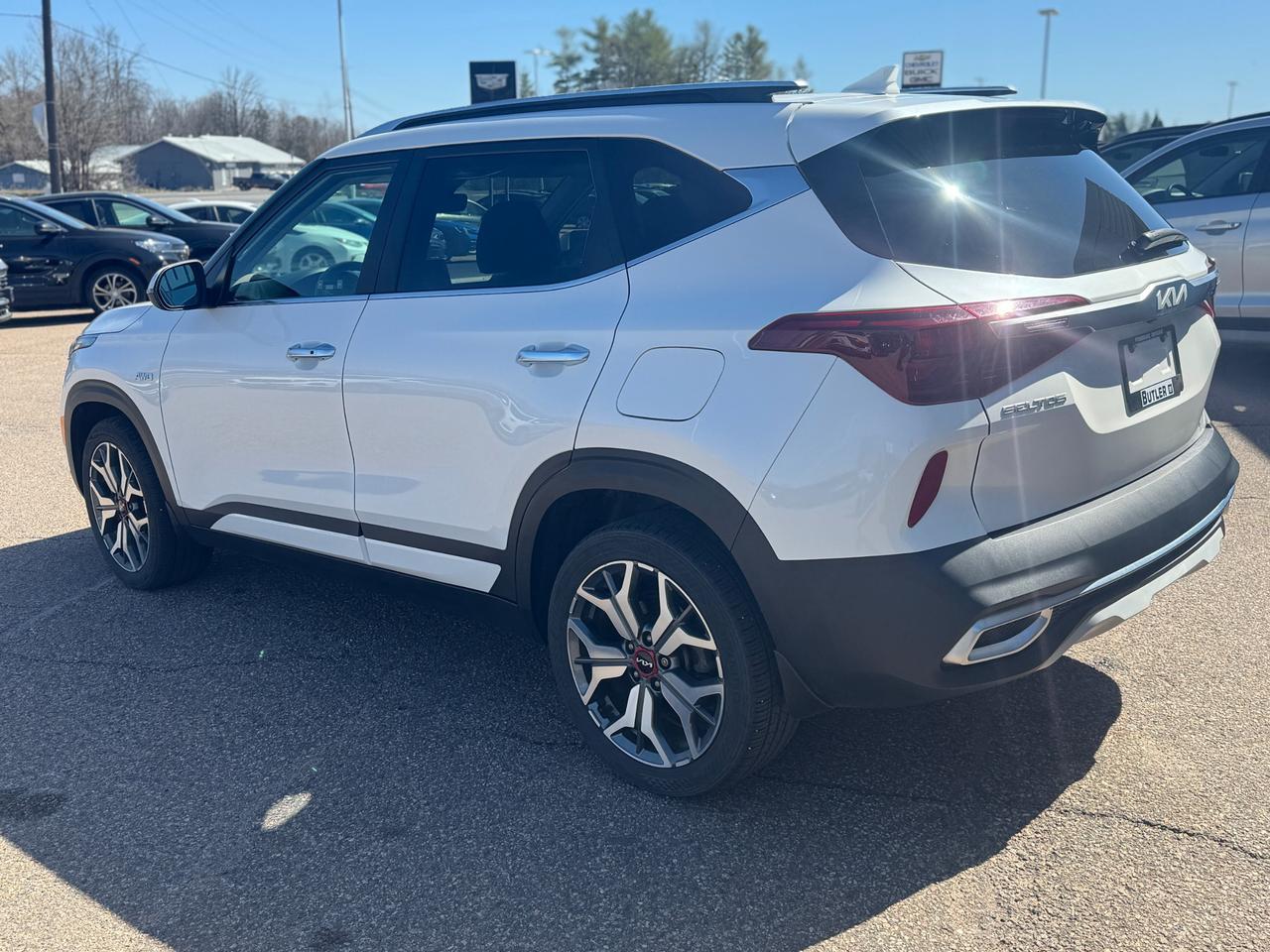 2022 Kia Seltos SX Turbo w/Black Interor 4dr All-Wheel Drive Photo2