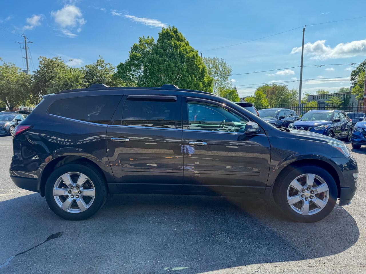 2017 Chevrolet Traverse 1LT/AWD/7 PASS/REMOTE/CAMERA/ROOF/CAPTAIN CHAIRS Photo