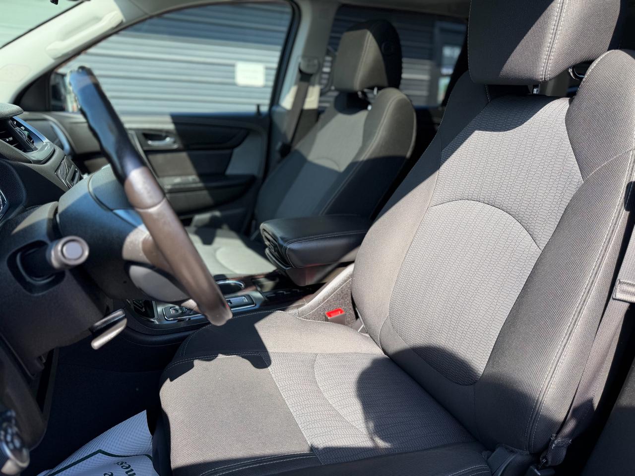 2017 Chevrolet Traverse 1LT/AWD/7 PASS/REMOTE/CAMERA/ROOF/CAPTAIN CHAIRS Photo