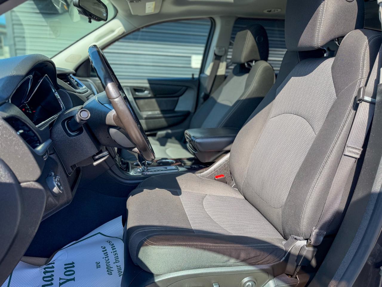 2017 Chevrolet Traverse 1LT/AWD/7 PASS/REMOTE/CAMERA/ROOF/CAPTAIN CHAIRS Photo