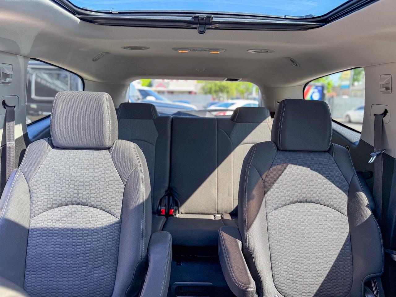 2017 Chevrolet Traverse 1LT/AWD/7 PASS/REMOTE/CAMERA/ROOF/CAPTAIN CHAIRS Photo