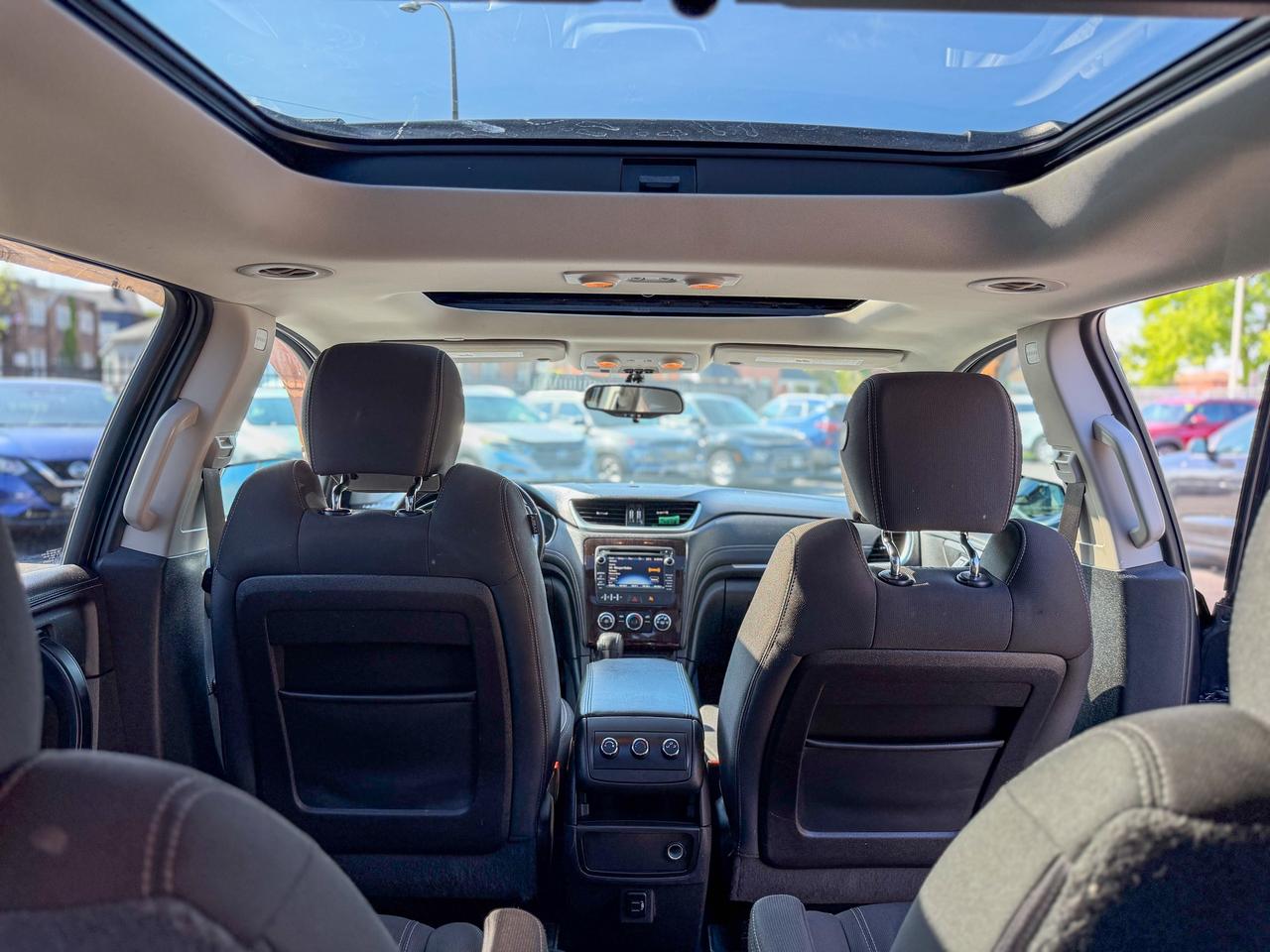 2017 Chevrolet Traverse 1LT/AWD/7 PASS/REMOTE/CAMERA/ROOF/CAPTAIN CHAIRS Photo